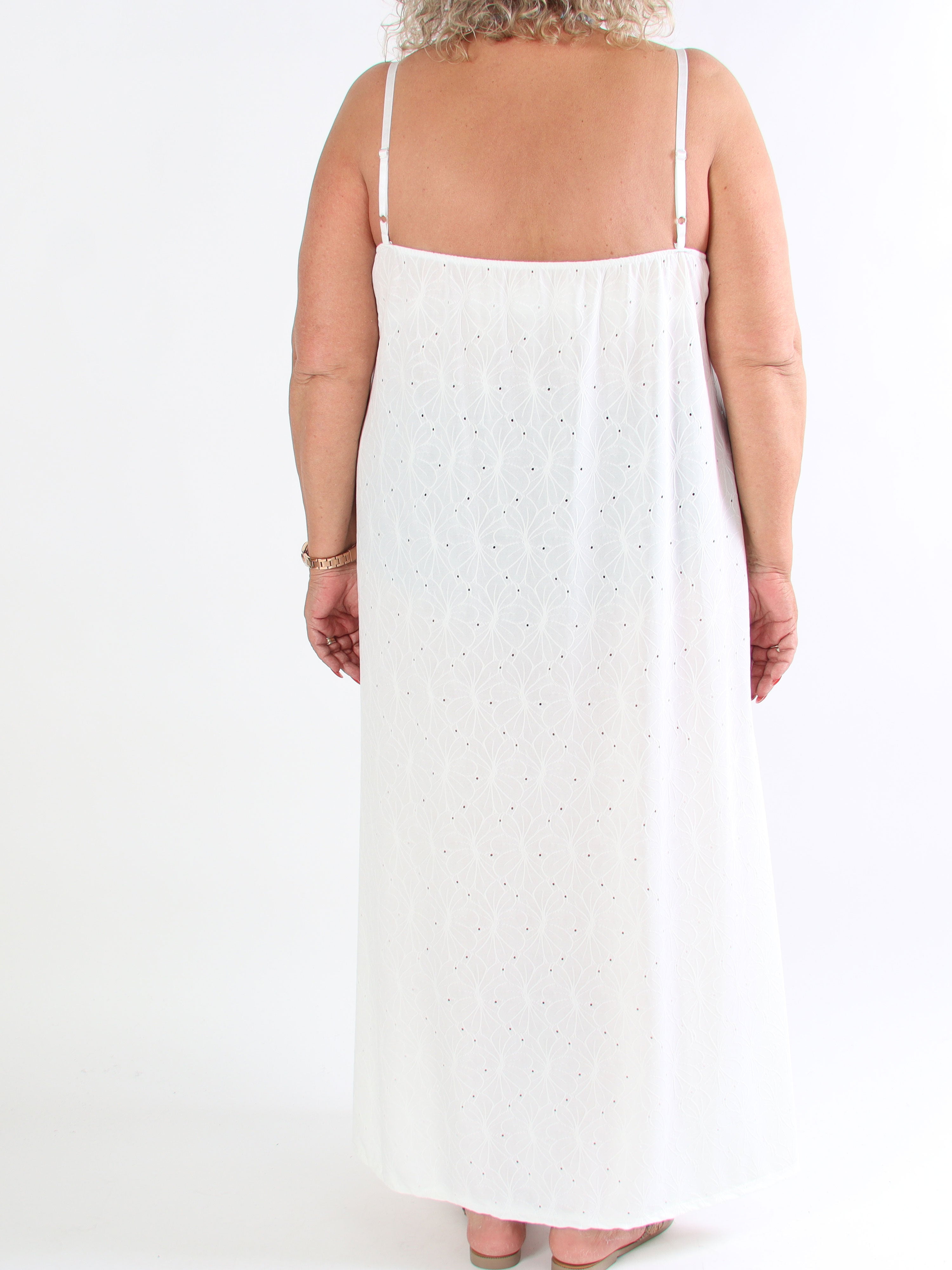 Emilie - Plus size-klänning i mjukt tyg med broderie anglaise